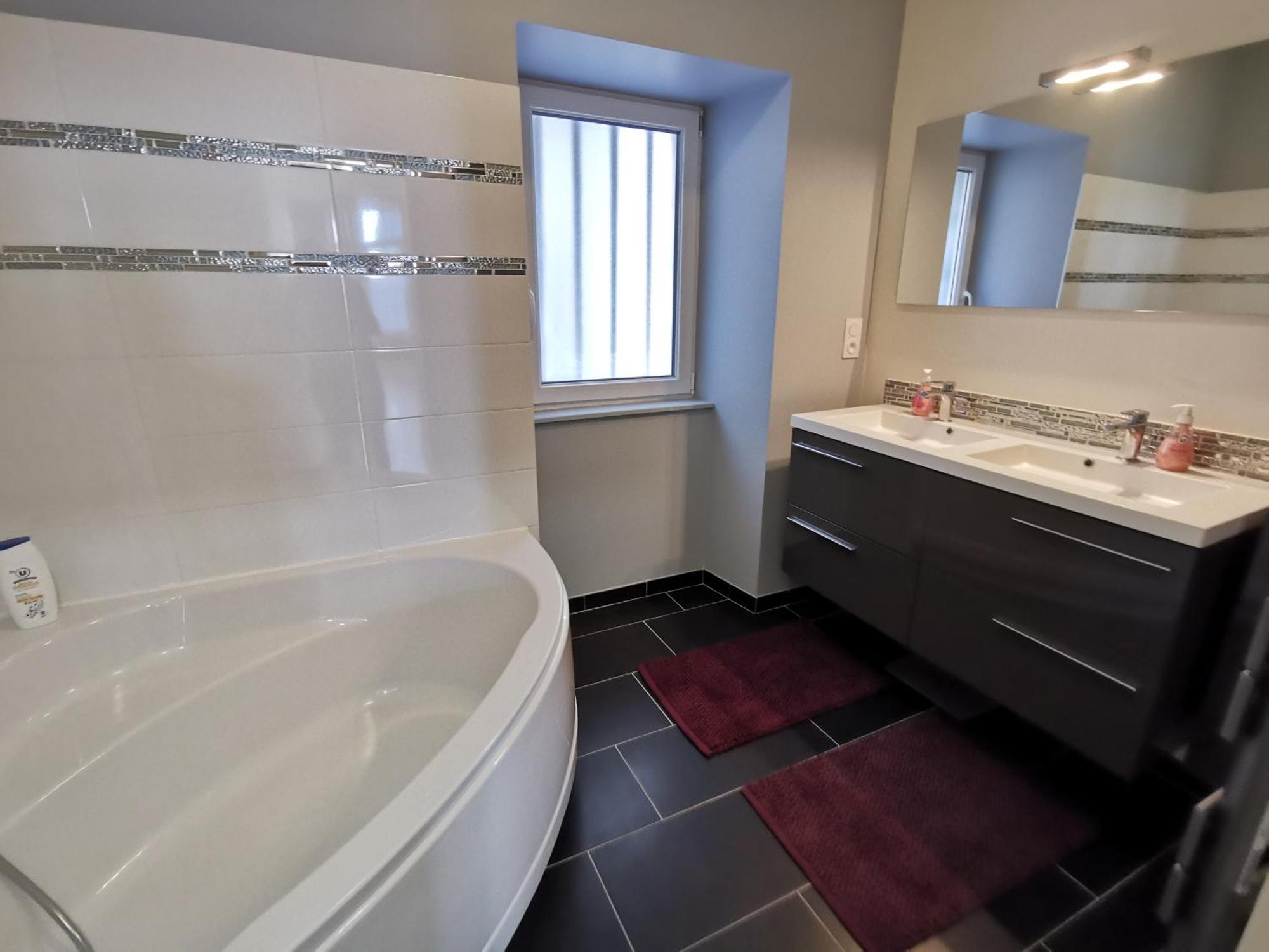 Appartement 3 Chambres Au Coeur Du Jura, Ideal Famille 萨兰莱班 外观 照片